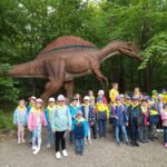 Uczniowie w czasie wycieczki do parku dinozaurów