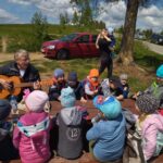 Dzieci śpiewają piosenki przy akompaniamencie gitary