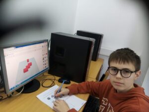 Uczniowie podczas pracy nad projektami komputerowymi