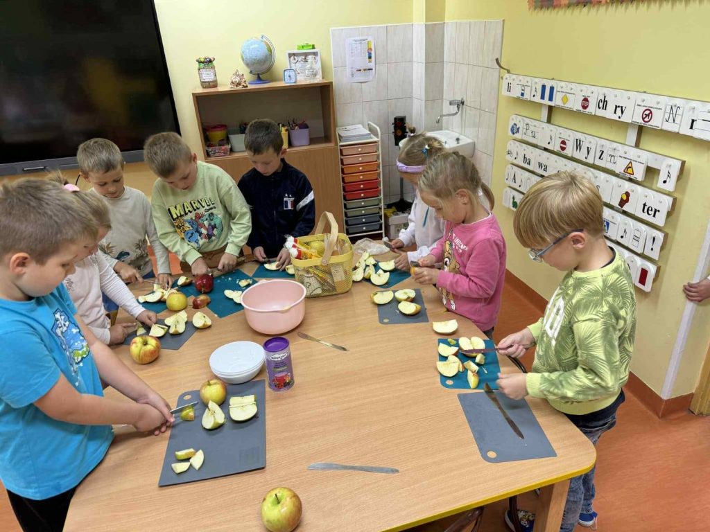 Dzieci przygotowują zdrowe posiłki