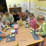 Dzieci przygotowują zdrowe posiłki