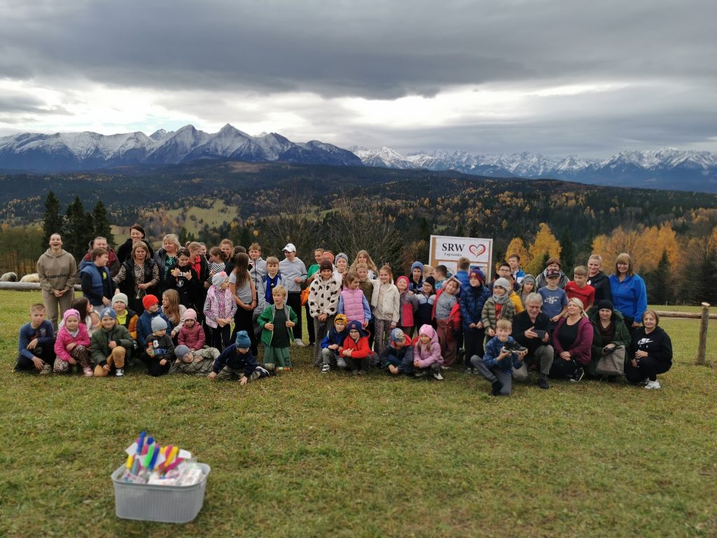 Uczestnicy zabawy na świeżym powietrzu