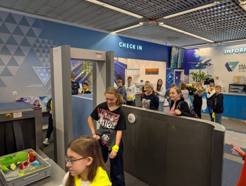 Dzieci zwiedzają CEL