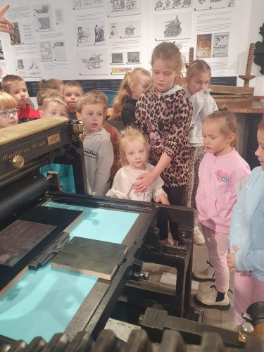 Dzieci w muzeum drukarstwa