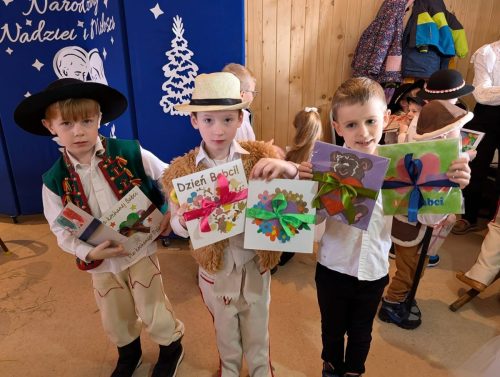 Dzieci dają upominki dla babć i dziadków