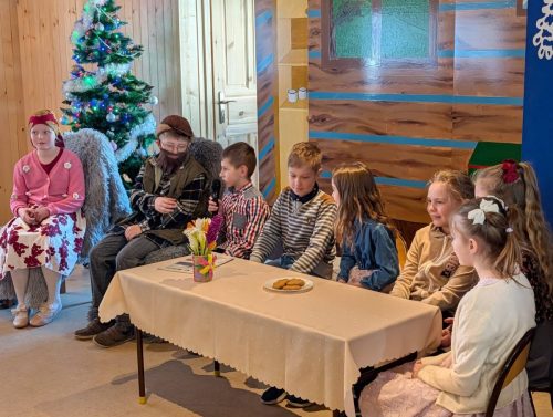 Dzieci odgrywają scenkę na Dzień Babci i Dziadka