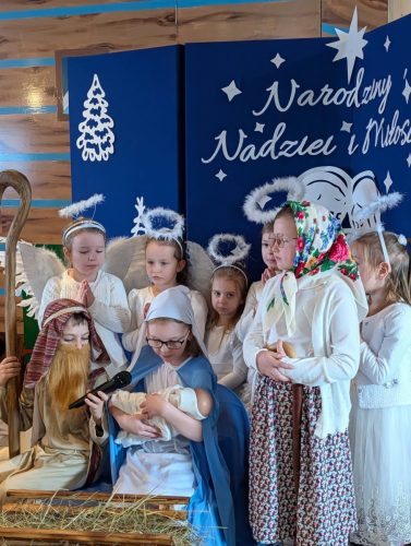 Dzieci odgrywają Jasełka