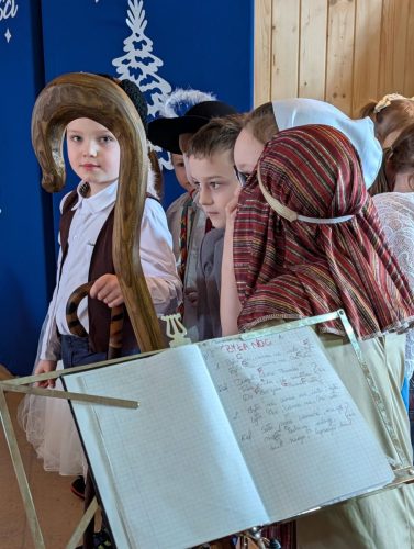 Dzieci odgrywają Jasełka