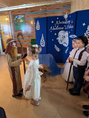 Dzieci odgrywają Jasełka