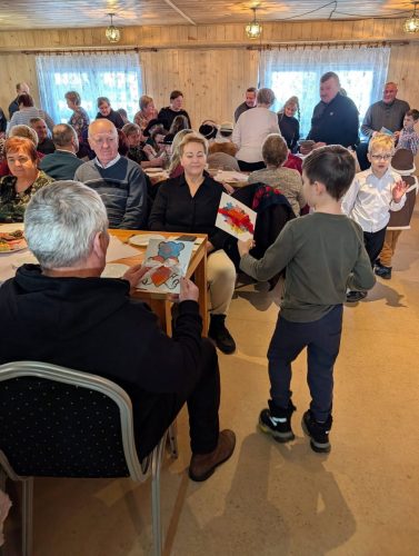 Dzieci dają upominki dla babć i dziadków