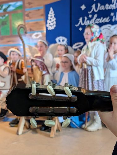 Dzieci odgrywają Jasełka
