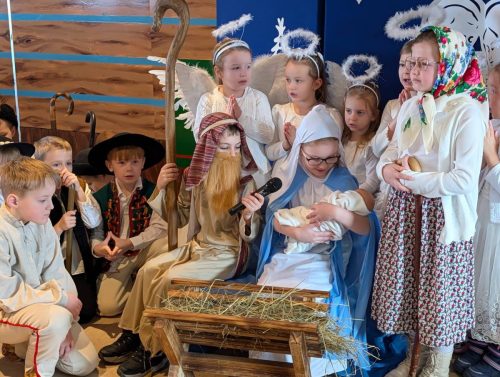 Dzieci odgrywają Jasełka