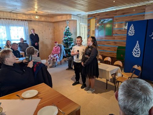 Dzieci odgrywają scenkę na Dzień Babci i Dziadka