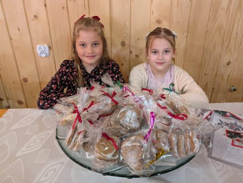 Dzieci dają upominki dla babć i dziadków