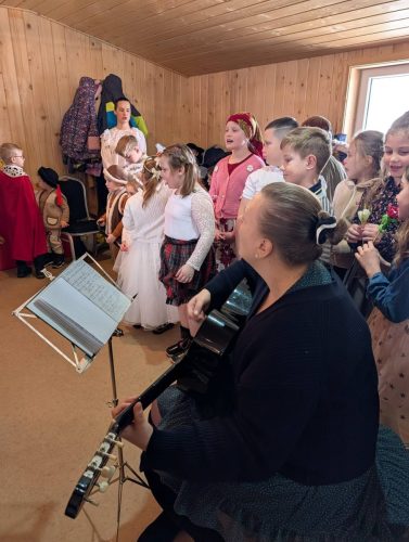 Dzieci odgrywają Jasełka