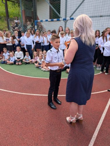 Uczniowie na rozdaniu świadectw i wyróżnień