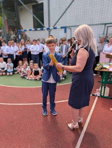 Uczniowie na rozdaniu świadectw i wyróżnień