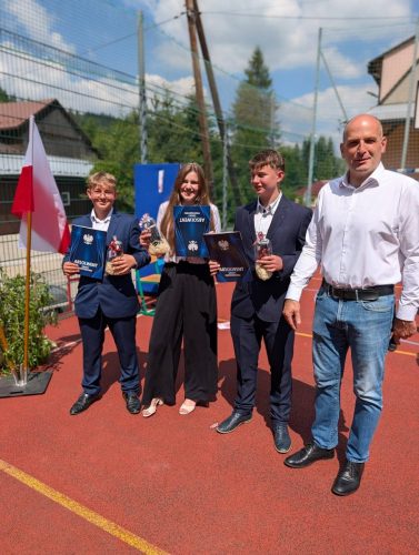 Uczniowie na rozdaniu świadectw i wyróżnień