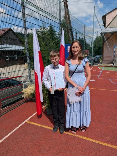 Uczniowie na rozdaniu świadectw i wyróżnień