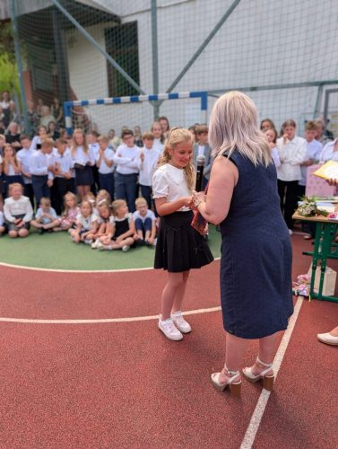Uczniowie na rozdaniu świadectw i wyróżnień