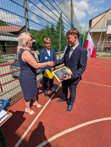 Uczniowie na rozdaniu świadectw i wyróżnień
