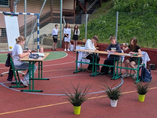 Występ artystyczny na pożegnanie ósmoklasistów