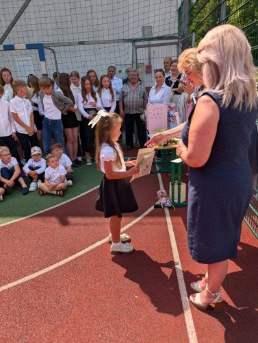 Uczniowie na rozdaniu świadectw i wyróżnień