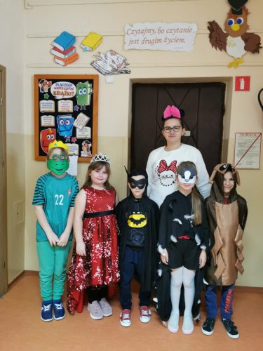 Dzieci przebrane za bohaterów książek