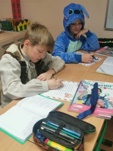 Dzieci przebrane za bohaterów książek