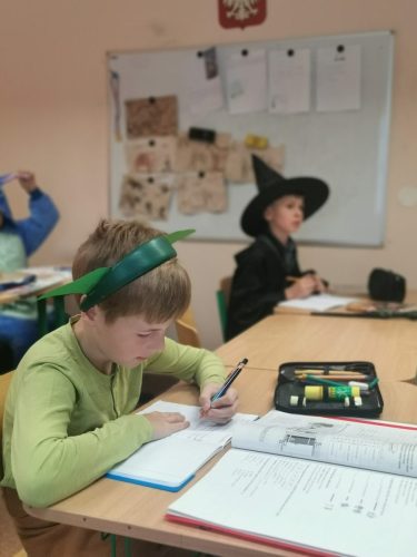 Dzieci przebrane za bohaterów książek