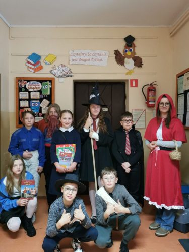 Dzieci przebrane za bohaterów książek