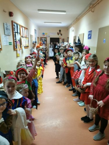 Dzieci przebrane za bohaterów książek