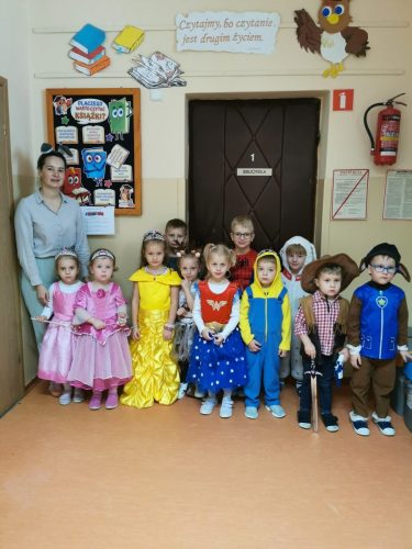 Dzieci przebrane za bohaterów książek