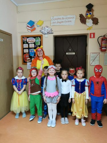 Dzieci przebrane za bohaterów książek