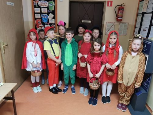 Dzieci przebrane za bohaterów książek
