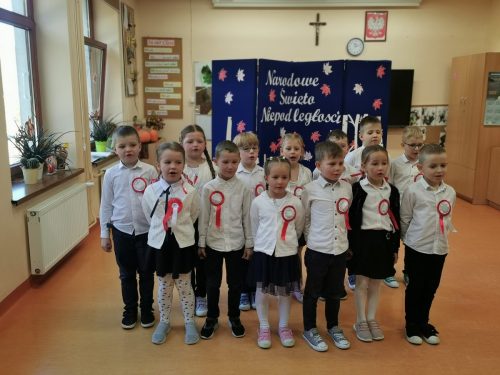 Dzieci na akademii z okazji 11 Listopada