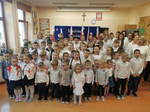 Dzieci na akademii z okazji 11 Listopada