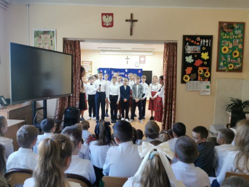 Dzieci na akademii z okazji 11 Listopada