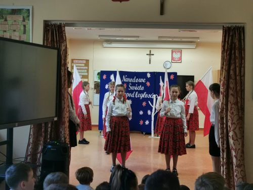 Dzieci na akademii z okazji 11 Listopada