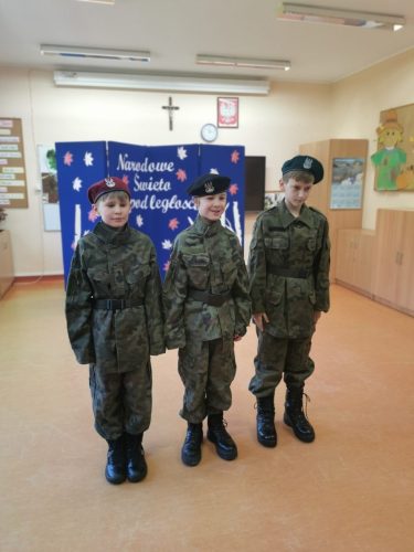 Dzieci na akademii z okazji 11 Listopada