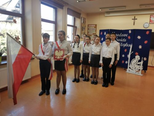 Dzieci na akademii z okazji 11 Listopada