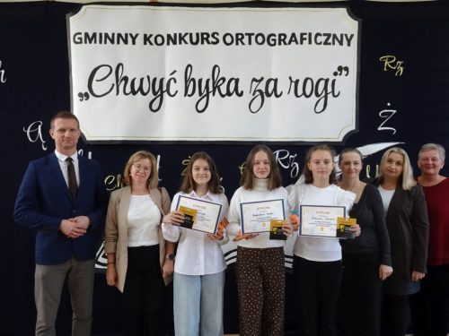 Uczniowie na konkursie ortograficznym