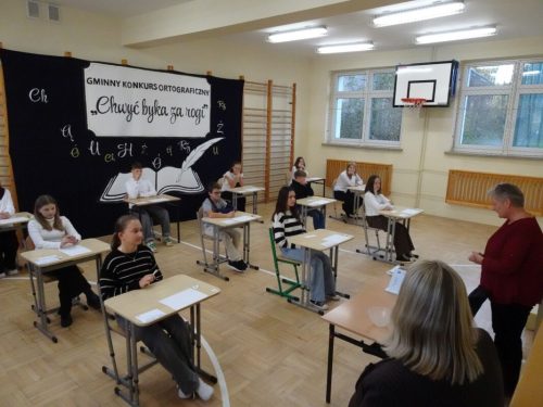 Uczniowie na konkursie ortograficznym