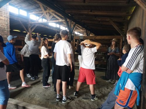 Uczniowie zwiedzają muzeum Auschwitz