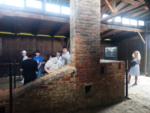 Uczniowie zwiedzają muzeum Auschwitz