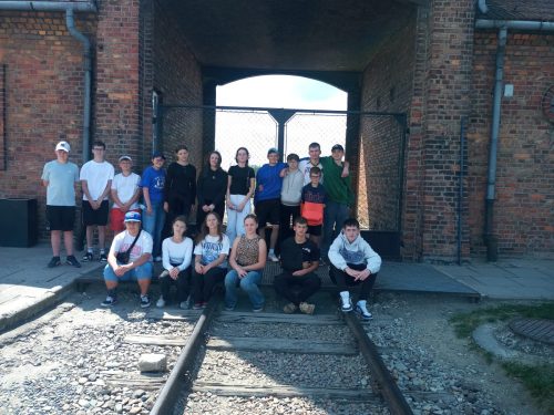 Uczniowie zwiedzają muzeum Auschwitz