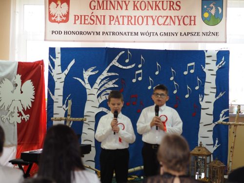 Dzieci na konkursie Pieśni Patriotycznych