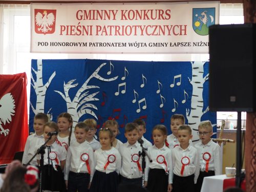 Dzieci na konkursie Pieśni Patriotycznych
