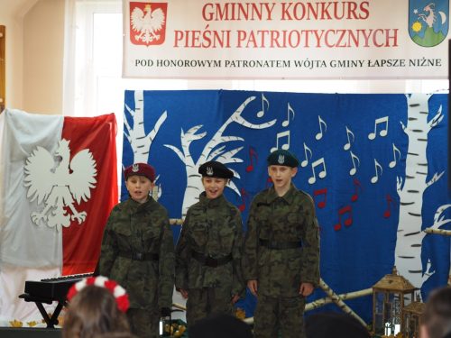 Dzieci na konkursie Pieśni Patriotycznych