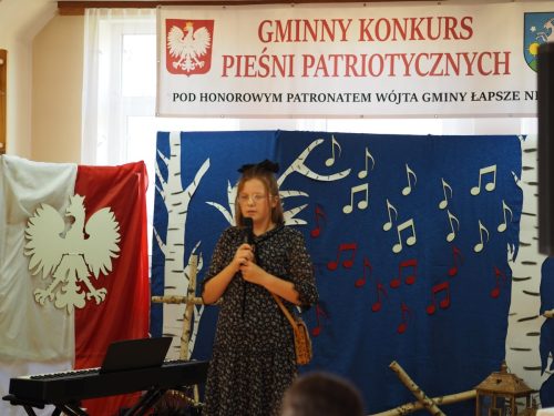 Dzieci na konkursie Pieśni Patriotycznych